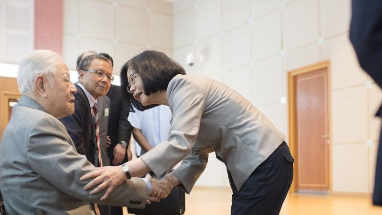 2020. aasta 30. juulil meie hulgast lahkunud Lee Teng-hui 李登輝, hüüdnimega Mr. Democracy, koos praeguse presidendi Tsai Ing-weniga 蔡英文.